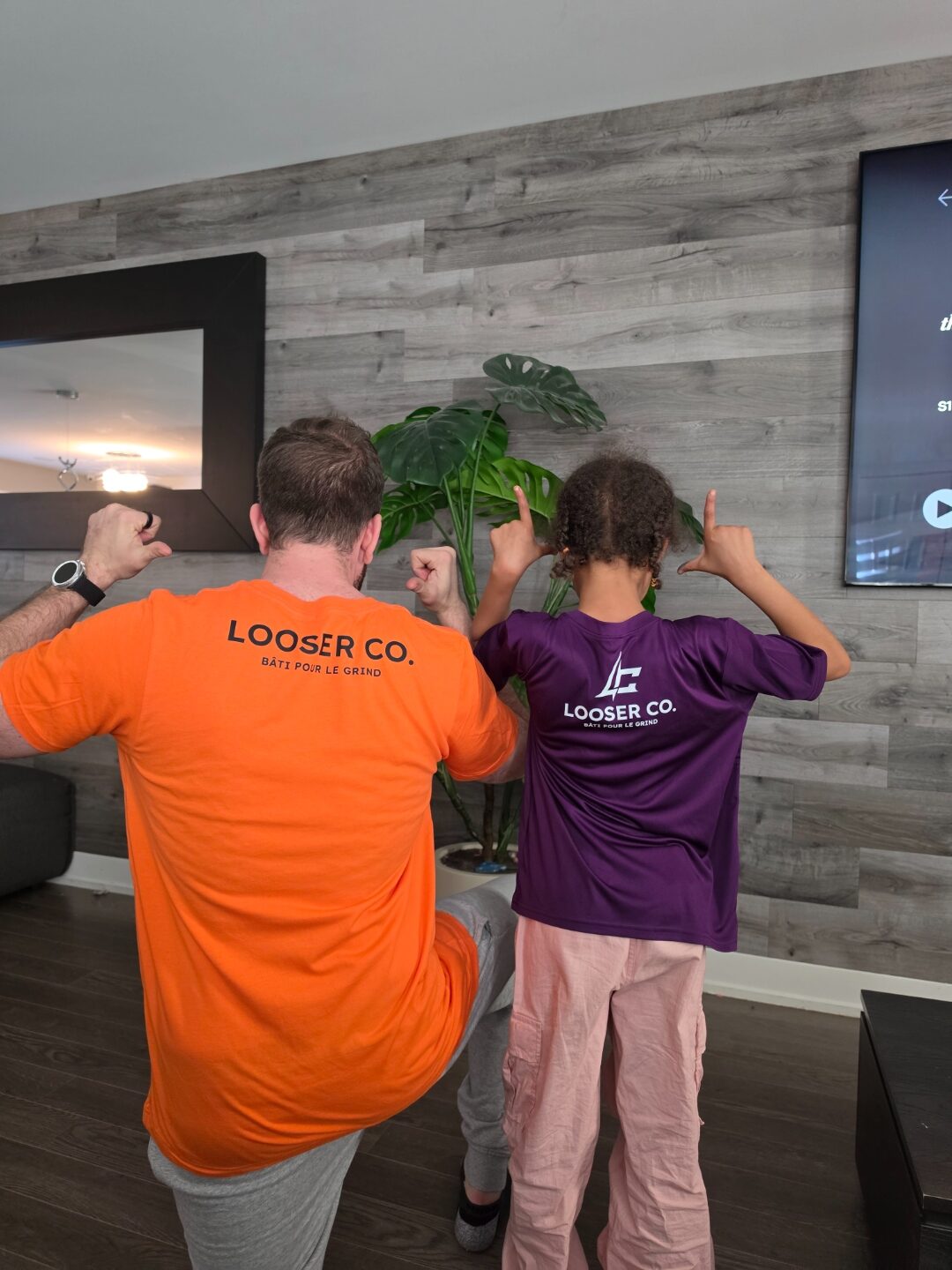 Dos des t-shirts Looser Co. avec slogan BÂTI POUR LE GRIND visible